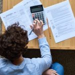 Carreira em risco? Aprenda a se adaptar e se destacar em períodos de crise econômica!